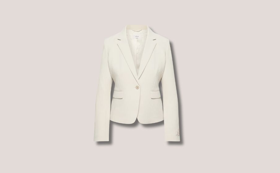 Aritzia | Clean, tailored fashion that reflects confidence and precision.
